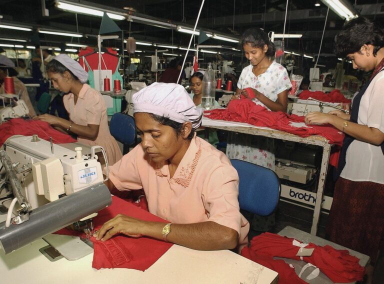 பலவீனமான உலகளாவிய தேவை காரணமாக மாசி மாத ஆடை ஏற்றுமதி சரிவு